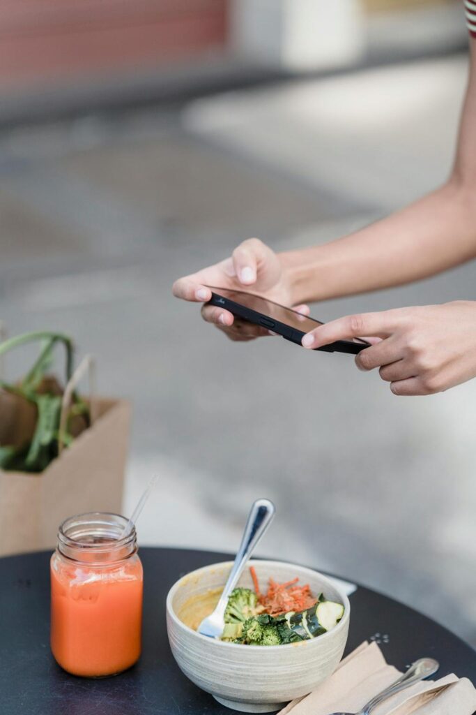 Femme qui prend en photo un plat pour son blog